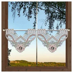 Gestickte Scheibengardinen Anoki 2 Stück dekoriert an einem dunklen Holzfenster mit Ausblick auf blauen Himmel und grüne Landschaft