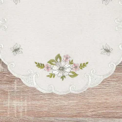 Tischdecken kleine Margeriten in natur Detailbild Plauener Stickerei mit rosanen Blumen