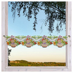 Gestickte Scheibengardine mit buntem Herbstkörbchen an einem hellen Holzfenster dekoriert.
Im Hintergrund sieht man einen blauen Himmel über grüner Landschaft