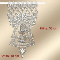 Ein dekorativer Scheibenhänger aus Spitze in Form einer großen Glocke mit aufwendigen Details, darunter kleinere Glockenmotive und kunstvolle Muster. Die Gesamtmaße sind mit 33 cm Höhe und 18 cm Breite angegeben. Die Spitzengardine hängt an einer Stange.