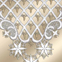 Eine Nahaufnahme von aufwendiger weißer Spitze mit einem Gittermuster mit goldenen Akzenten. Die Spitze weist zarte geschwungene und geometrische Muster mit feinen Details und eleganter Handwerkskunst auf, vor einem weichen goldenen Hintergrund.