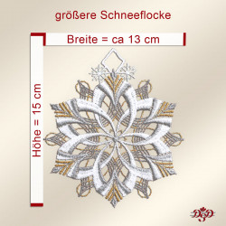 Abgebildet ist ein aufwendig besticktes Schneeflockenornament mit weißen, goldenen und braunen Fäden. Es ist 15 cm hoch und etwa 13 cm breit. Maßlinien geben seine Größe an. Die Worte „größere Schneeflocke“ und weiterer Text sind im Bild zu sehen.