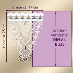Detaillierter Spitzengardine mit aufwendigen Mustern und floralen Motiven, hervorgehoben vor beigem Hintergrund. Der deutsche Text gibt die Maße an: ca. 25 cm hoch und 17 cm breit, was einem DIN A4-Blatt entspricht.