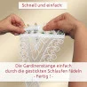 Hände fädeln eine Stange durch bestickte Schlaufen an einem Spitzenvorhang. Der deutsche Text lautet: „Schnell und einfach: Die Gardinenstange einfach durch die gestickten Schlaufen Fädeln – Fertig!“