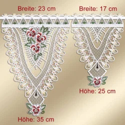 Zwei kunstvoll gestaltete Spitzengardinen mit floralen Mustern auf beigem Untergrund. Die linke Scheibengardine ist 23 cm breit und 35 cm lang, die rechte 17 cm breit und 25 cm lang. Beide sind mit roten und weißen Blumen verziert.