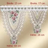 Zwei kunstvoll gestaltete Spitzengardinen mit floralen Mustern auf beigem Untergrund. Die linke Scheibengardine ist 23 cm breit und 35 cm lang, die rechte 17 cm breit und 25 cm lang. Beide sind mit roten und weißen Blumen verziert.