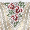 Aufwendiges Spitzenmuster mit roten und weißen Stiefmütterchenblüten und grünen Blättern. Der Hintergrund zeigt ein geometrisches Spitzendesign in einer neutralen Farbe, das die floralen Details hervorhebt.