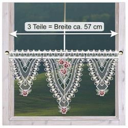 Ein dekorativer Spitzenvorhang mit floralem Muster und gestickten Kanten hängt an einem Fenster. Der Vorhang ist in drei Abschnitte unterteilt und hat eine Gesamtbreite von ca. 57 cm. Der Hintergrund zeigt eine verschwommene Landschaft.