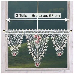 Ein dekorativer Spitzenvorhang mit floralem Muster und gestickten Kanten hängt an einem Fenster. Der Vorhang ist in drei Abschnitte unterteilt und hat eine Gesamtbreite von ca. 57 cm. Der Hintergrund zeigt eine verschwommene Landschaft.