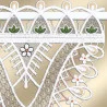 Verziertes Spitzendesign mit dreieckigen Mustern, grünen Blattmotiven und zarten floralen Elementen vor einem zartbeigen Hintergrund. Oben ist eine Stange sichtbar, die darauf hindeutet, dass es sich um einen dekorativen Vorhang handeln könnte.