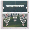 Ein Fenster mit einem dekorativen Spitzenvorhang mit floralen und geometrischen Mustern hängt an einer Stange.