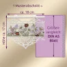 Ein Spitzenpaneel mit gestickten Blumen und Marienkäfern hängt an einem weißen Stab. Das Paneel ist etwa 18 cm breit und 17 cm hoch. Zur Veranschaulichung wird ein DIN-A5-Papierumriss mit Messlinien und Text auf einem beigen Hintergrund angezeigt.