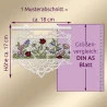 Ein besticktes Spitzenpanel mit Blumen und Marienkäfern, abgebildet mit den Maßen: ca. 18 cm breit, 17 cm hoch. Zum Größenvergleich dienen ein Lineal und DIN A5-Papier. Deutscher Text und Maßpfeile sind vorhanden.
