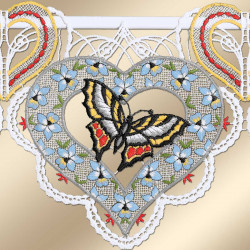 Scheibengardine Besticktes Spitzenherz mit blauen Blumen und einem großen gelben, schwarzen und roten Schmetterling in der Mitte, hängend an einem dekorativen weißen Stab mit roten und gelben Zierdetails.