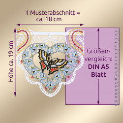 Spitzenstickerei in Herzform mit Schmetterling und Blüten, ca. 18 cm breit und 19 cm hoch, dargestellt im Vergleich zur DIN A5-Papiergröße mit Maßpfeilen.