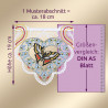 Spitzenstickerei in Herzform mit Schmetterling und Blüten, ca. 18 cm breit und 19 cm hoch, dargestellt im Vergleich zur DIN A5-Papiergröße mit Maßpfeilen.