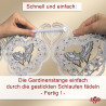 Zwei Hände fädeln eine weiße Gardinenstange durch genähte Schlaufen in einem dekorativen Spitzenbesatz mit Schmetterlings- und Herzmotiven. Ein deutscher Text erklärt, wie man die Gardine ganz einfach aufhängt.