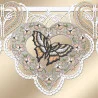 Aufwendige Spitzengardine in Herzform mit zarten Blumen und einem großen Schmetterling in der Mitte, in Beige-, Creme- und Hellgrüntönen, vor einem Hintergrund mit sanftem Farbverlauf.