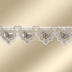 Spitzenvolant mit herzförmigen Mustern und ineinander verschlungenen Schwänen, verziert mit komplizierten Blumen- und Blattdesigns, vor einem Hintergrund mit sanftem Beigeverlauf.