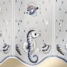 Illustrierter Stoff - Scheibengardine- mit einem blau-weißen Seepferdchen, Fischen, Muscheln und Blasen auf einem netzartigen Hintergrund, unten von einer gewellten goldenen Kante eingefasst.