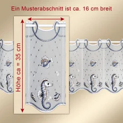 Ein dekorativer Spitzenvorhang mit Seepferdchen- und Fischmuster. Ein hervorgehobener Abschnitt zeigt einen Musterrapport von ca. 16 cm Breite und 35 cm Höhe. Rote Pfeile zeigen die Maße an. Ein deutscher Text erklärt die Maße.