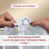 Zwei Hände demonstrieren, wie eine weiße Gardinenstange durch eine gestickte Schlaufe einer transparenten Scheibengardine gefädelt wird. Der deutsche Text erklärt, dass der Vorgang schnell und einfach ist: Einfach die Stange durch die Schlaufen stecken, fertig.