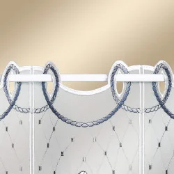 Nahaufnahme eines dekorativen weißen Vorhangs mit blauen und grauen geflochtenen Seilakzenten, Stablöchern und einem gesteppten Rautenmuster vor einem sanft beigen Hintergrund mit Farbverlauf.