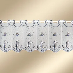 Ein transparenter Vorhangvolant mit gewellten Kanten, aufgestickten Seepferdchen, Muscheln und Fischen in Blau und Weiß, auf einer Stange vor einem beigen Hintergrund aufgehängt.