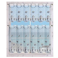 Ein Fenster mit transparenten weißen Vorhängen, verziert mit Seepferdchen und Muscheln, bietet einen klaren, blauen Blick auf den Himmel und das Wasser. Die Vorhänge haben gewellte Kanten und hängen an zwei Stangen.