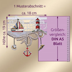 Spitzen-Scheibengardine mit maritimen Motiven – Segelboot, Leuchtturm, Anker, Muschel und Seepferdchen – gemessen an einem A5-Bogen. Diese maritime Gardine ist ca. 18 cm breit und 19 cm hoch. Maßangaben und deutscher Text sichtbar.