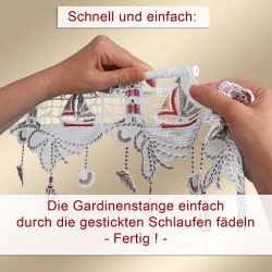Zwei Hände fädeln eine Gardinenstange durch die genähten Schlaufen einer dekorativen Spitzen-Scheibengardine mit rot-weißem Bootsmotiv. Ein deutscher Text erklärt, wie man die Stange ganz einfach durch die Schlaufen dieser maritimen Gardine fädelt.