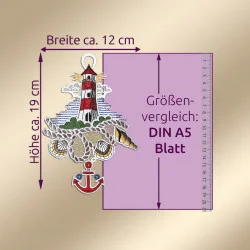 Gestickter Aufnäher mit einem Leutturm, Muscheln und einem Anker, inspiriert von Fensterbilder Meeresbrise, neben einem A5-Blatt zum Größenvergleich. Der Aufnäher ist ca. 19 cm hoch und 12 cm breit. Der Hintergrund ist beige mit violetten Maßlinien und Text.