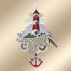 Gesticktes Design mit einem bunten Leuchtturm auf einer Insel, Muscheln und einem roten Anker. Inspiriert von der Vogtländischen Spitze verleiht dieses nautische Fensterbild Charme und detaillierte Wellen, Wolken und Elemente auf beigem Hintergrund.