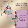Zwei Fensterbilder von Vogtländischer Spitze mit maritimen Motiven, jeweils ca. 19 x 12 cm groß, sind zum Größenvergleich neben einem lila DIN A5-Blatt abgebildet. Ein Motiv zeigt ein Segelboot, das andere einen Leuchtturm mit Ankern – perfekte Bad-Deko-Akzente.