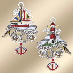 Zwei gestickte nautische Motive: perfekt als Bad-Deko oder maritime Fensterbilder. Eines zeigt ein Segelboot mit bunten Segeln, Muscheln, Anker und Seil; das andere zeigt einen Leuchtturm, Muscheln, Anker, Seil und Meereswellen auf Beige.