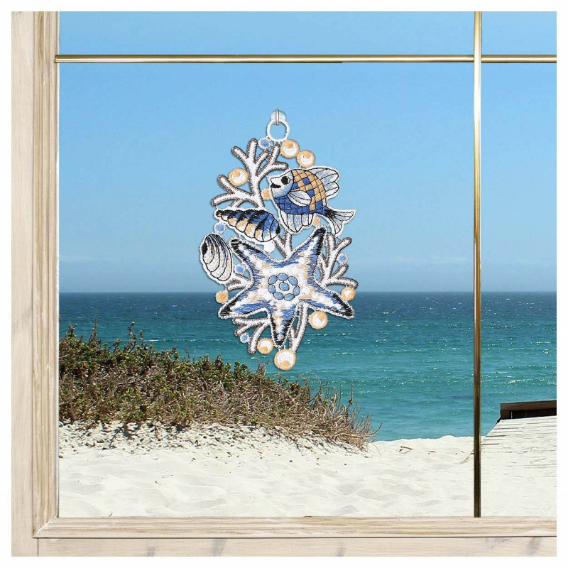 Eine Strandszene, betrachtet durch ein Fenster mit einem dekorativen blau-weißen Meeresornament, bestehend aus Muscheln, Fischen, einem Seestern und einem eleganten Seepferdchen, erzeugt atemberaubende maritime Fensterbilder auf dem Glas.