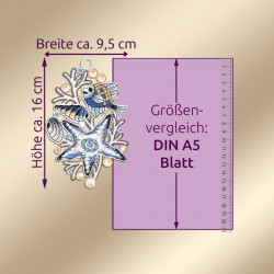 Gestickter Anhänger mit Fischen, Seesternen und Muscheln. Zum Größenvergleich ist ein DIN A5-Bogen abgebildet. Ideal als Bad-Deko oder maritimes Fensterbild. Lila Pfeile zeigen an, dass der Aufnäher ca. 16 cm hoch und 9,5 cm breit ist.