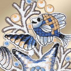 Detaillierte Stickereien zeigen einen Patchwork-Fisch, eine gestreifte Muschel und einen Seestern aus blauem, goldenem, weißem und schwarzem Garn – klassische Vogtländische Spitze – vor einem hellbeigen Hintergrund mit stilisierten Korallen- und maritimen Fensterbilder-Akzenten.