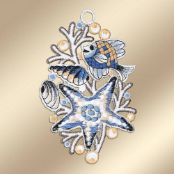 Gesticktes Design mit einem blau-beigen Fisch, einer Muschel, einem Seestern und dekorativen Wirbeln – dieses Bad-Deko-Fensterbilder-Set sticht auf einem sanften, goldenen Farbverlaufshintergrund hervor.