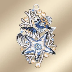 Gesticktes Design mit einem blau-beigen Fisch, einer Muschel, einem Seestern und dekorativen Wirbeln – dieses Bad-Deko-Fensterbilder-Set sticht auf einem sanften, goldenen Farbverlaufshintergrund hervor.