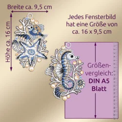 Zwei bestickte maritime Fensterbilder als Bad-Deko: ein Seestern und ein Seepferdchen (ca. 16 x 9,5 cm), mit Größenangaben und Vergleich zu einem A5-Blatt zur besseren Vorstellung, beschrieben auf Deutsch.