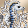 Eine detailreiche Stickerei eines blau-weißen Seepferdchens mit orangefarbenen Akzenten, umgeben von Korallenzweigen und runden Formen, auf beigem Hintergrund. Die aufwendige Stickerei erinnert an die Kunstfertigkeit der Vogtländischen Spitze und erzeugt einen strukturierten Effekt.