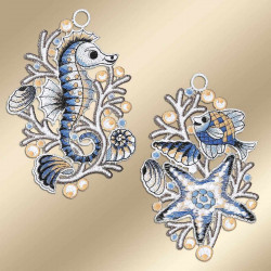 Gestickte Spitzenornamente mit Seepferdchen, Fischen, Muscheln und Seesternen in Blau-, Weiß- und Goldtönen sorgen mit charmanten maritimen Fensterbildern für eine einzigartige Bad-Deko auf einem goldfarbenen Farbverlaufshintergrund.