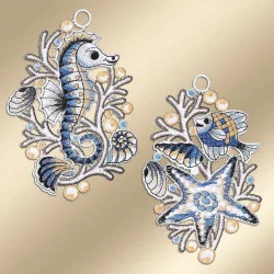 Gestickte Spitzenornamente mit Seepferdchen, Fischen, Muscheln und Seesternen in Blau-, Weiß- und Goldtönen sorgen mit charmanten maritimen Fensterbildern für eine einzigartige Bad-Deko auf einem goldfarbenen Farbverlaufshintergrund.