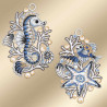 Gestickte Spitzenornamente mit Seepferdchen, Fischen, Muscheln und Seesternen in Blau-, Weiß- und Goldtönen sorgen mit charmanten maritimen Fensterbildern für eine einzigartige Bad-Deko auf einem goldfarbenen Farbverlaufshintergrund.