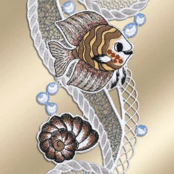 Stickmuster mit einem gestreiften Fisch und einer Muschel, beide in Braun-, Weiß- und Orangetönen, mit blauen Luftblasen und dekorativen weißen netzartigen Mustern auf goldenem Hintergrund - perfekt als maritime Girlande oder Fensterbild.