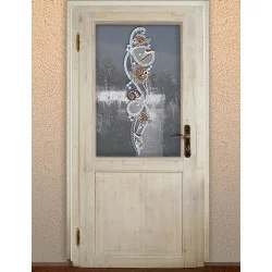 Eine Holztür mit einer Glasscheibe zeigt eine maritime Girlande aus Muscheln und Seesternen. Durch das gläserne Fensterbild erscheint eine verschneite Außenszene mit Bäumen. Die strukturierte beige Wand umgibt die Tür.