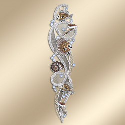 Die aufwendige, von der Vogtländischen Spitze inspirierte Spitzenstickerei zeigt Fische, Muscheln und Unterwasserpflanzen mit perlenähnlichen Luftblasen auf einem beigen Farbverlaufs-Hintergrund. Die elegante maritime Girlande ist vertikal in einem wirbelnden Muster angeordnet.