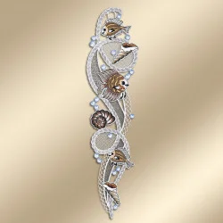 Die aufwendige, von der Vogtländischen Spitze inspirierte Spitzenstickerei zeigt Fische, Muscheln und Unterwasserpflanzen mit perlenähnlichen Luftblasen auf einem beigen Farbverlaufs-Hintergrund. Die elegante maritime Girlande ist vertikal in einem wirbelnden Muster angeordnet.