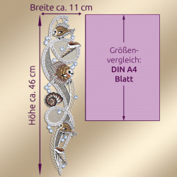 Eine maritime Girlande aus gestickter Spitze im Stil der Vogtländischen Spitze zeigt tropische Fische, Muscheln und Meeresmotive. Sie ist etwa 46 cm hoch und 11 cm breit und wird zum Größenvergleich neben einem DIN-A4-Blatt auf beigem Hintergrund gezeigt.